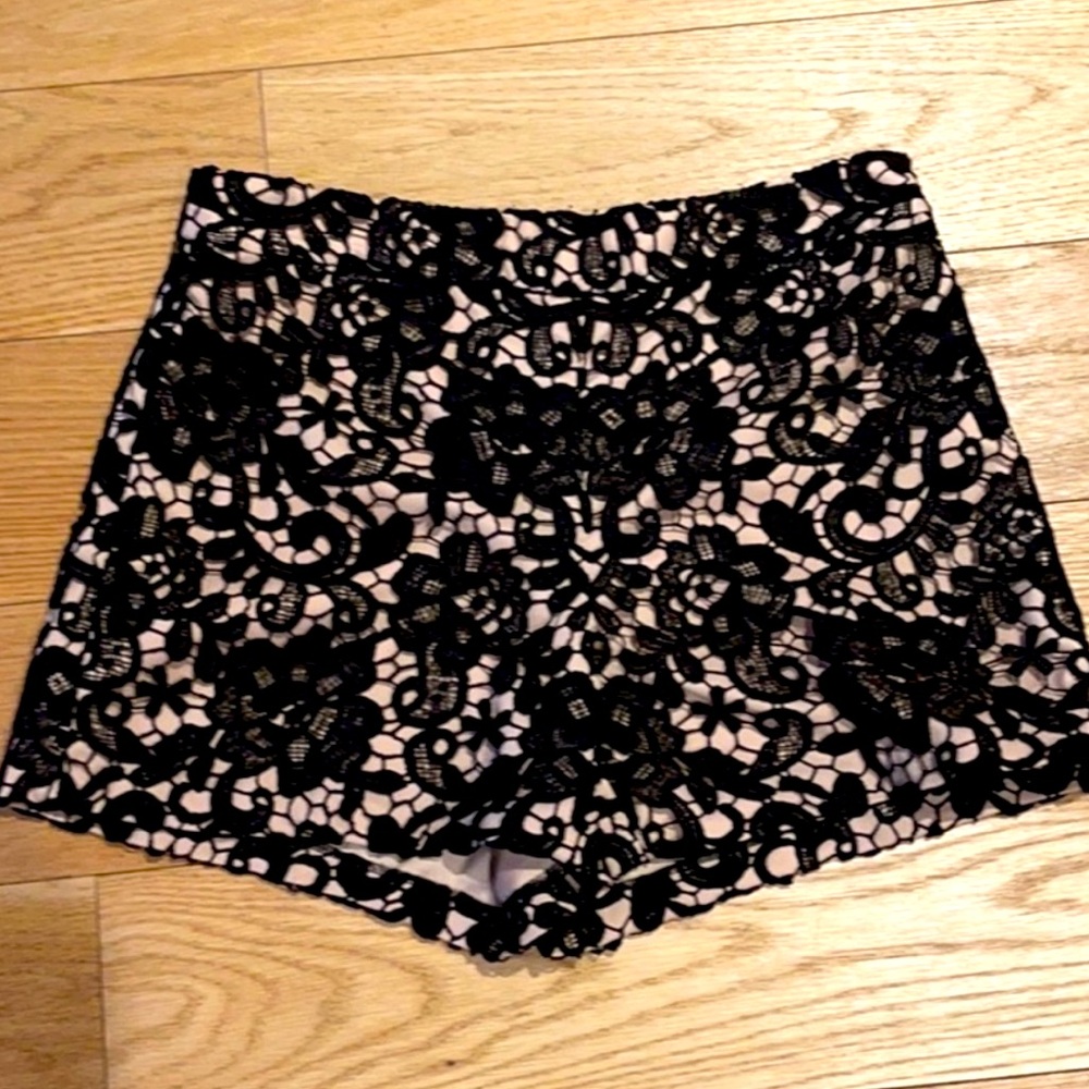 NWOT Alice + Olivia Black Lace w/ Nude Lining Shorts Sz 0